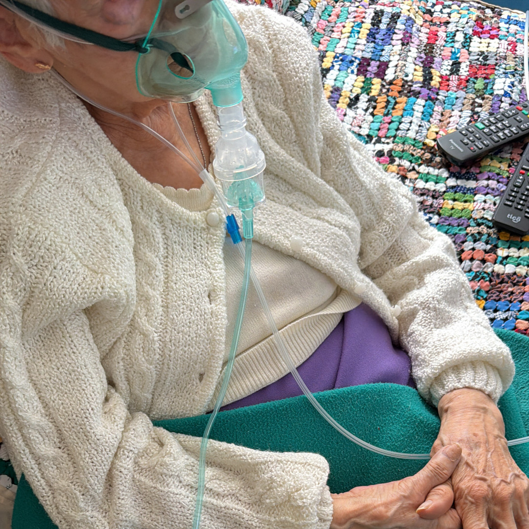adultos mayores con terapias respiratorias en casa